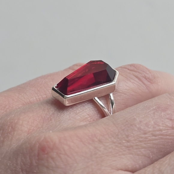 ⚰️ Red Coffin Ring - Picture 4 of 11